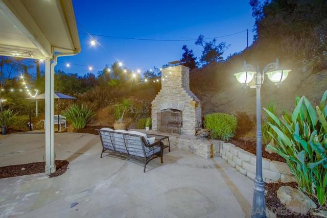 2543 Daisy Ln, Fallbrook CA: https://media.crmls.org/mediaz/5834bf28-ac8d-40fc-8680-9555335bb425.jpg