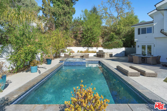 19633 Wells Drive, Tarzana CA: https://media.crmls.org/mediaz/5836dbac-ae8b-42e0-b27f-c6e509ab1df6.jpg