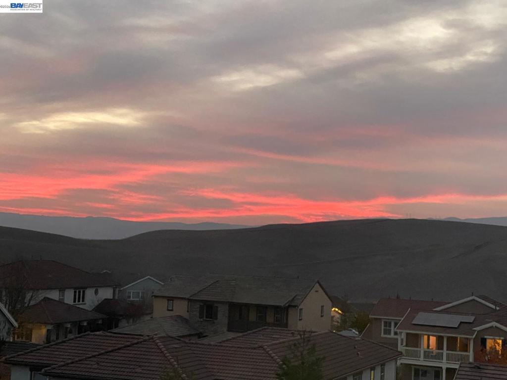 https://media.crmls.org/mediaz/583712d4-0491-48d3-85f0-bbd6fc6d7b16.jpg?preset=X-Large