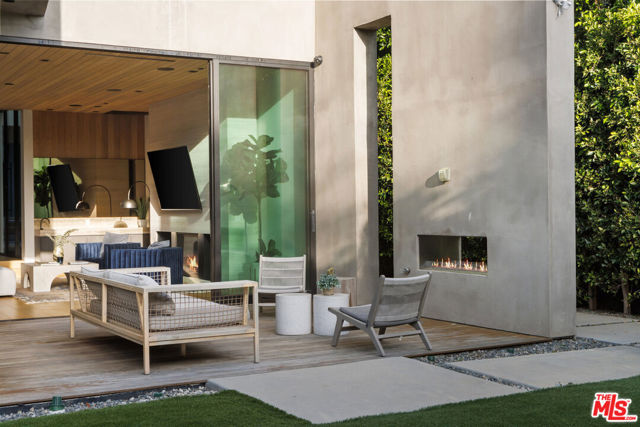 952 N Laurel Avenue, Los Angeles CA: https://media.crmls.org/mediaz/5837c037-b178-4f56-a72a-5689a6d5b6b8.jpg