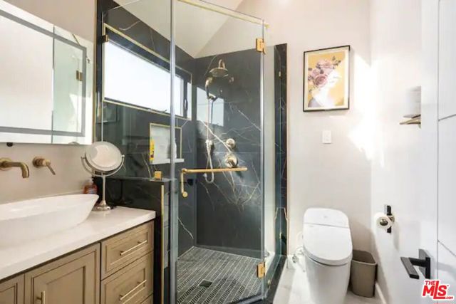 Bedroom #2 en-suite bathroom
