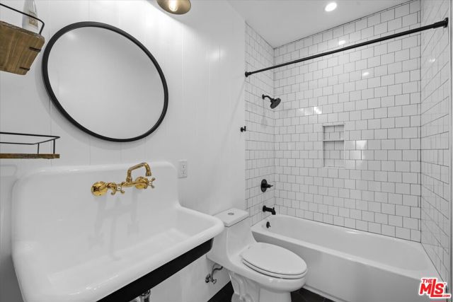 1828 W 43rd Place, Los Angeles CA: https://media.crmls.org/mediaz/58384bdd-df51-4a63-b229-f977fdb03b7e.jpg