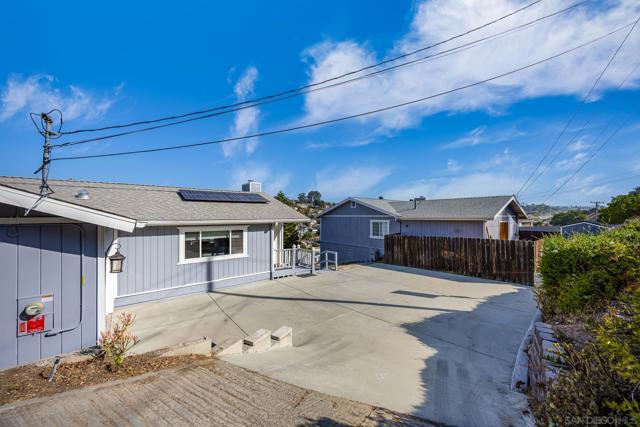 1180 Evelyn St, San Diego CA: https://media.crmls.org/mediaz/58385b2d-0e5d-445c-802e-0e3bff7616be.jpg