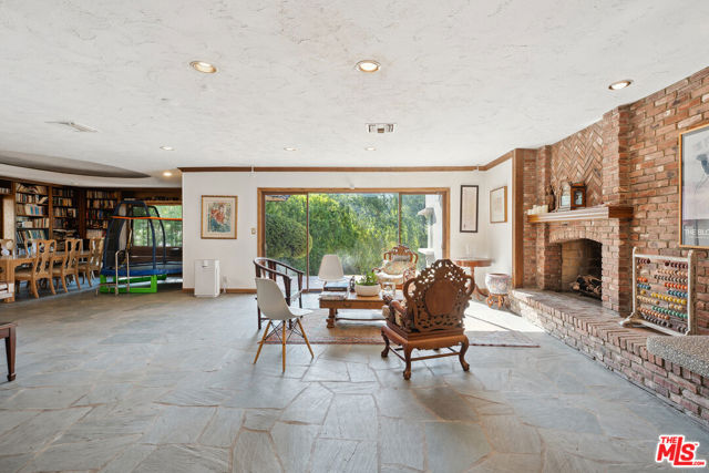 16145 High Valley Place, Encino CA: https://media.crmls.org/mediaz/58393500-fc2e-4d9e-9e96-9cce0d3cae05.jpg