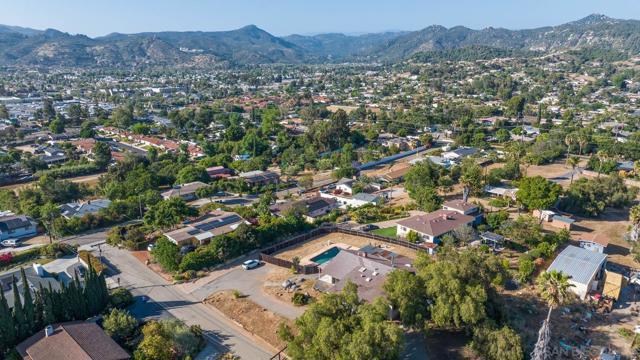 2231 Oak Hill Dr, Escondido CA: https://media.crmls.org/mediaz/583b548c-3f39-4b61-a278-fba3cbb48816.jpg
