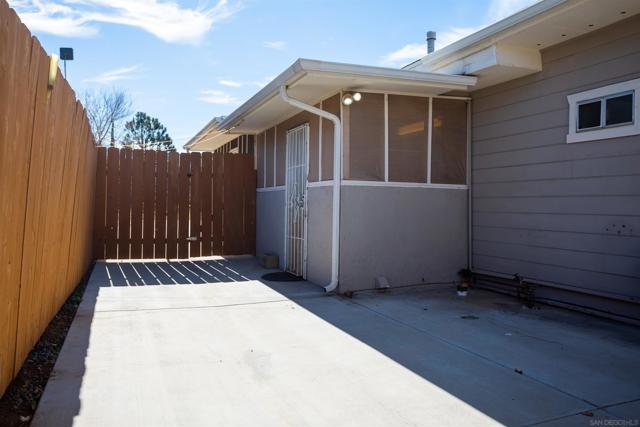 12643 Castle Court Dr, Lakeside CA: https://media.crmls.org/mediaz/583c3de3-0a50-4a40-95d7-4fcd28e3bf90.jpg