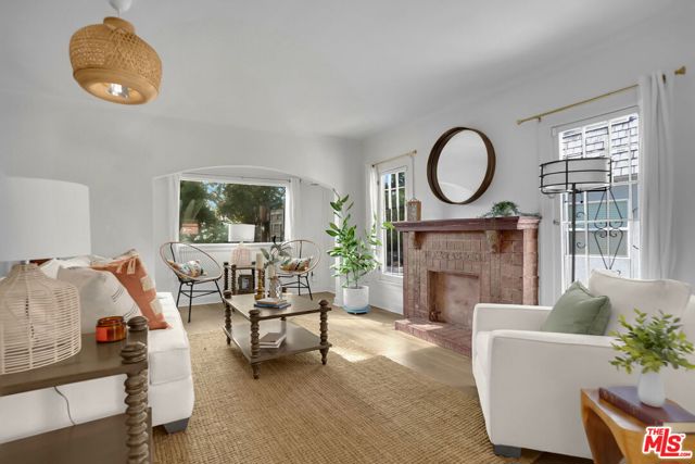 632 N Mariposa Avenue, Los Angeles CA: https://media.crmls.org/mediaz/583c7be7-8f67-4cd7-a36b-771247b51386.jpg