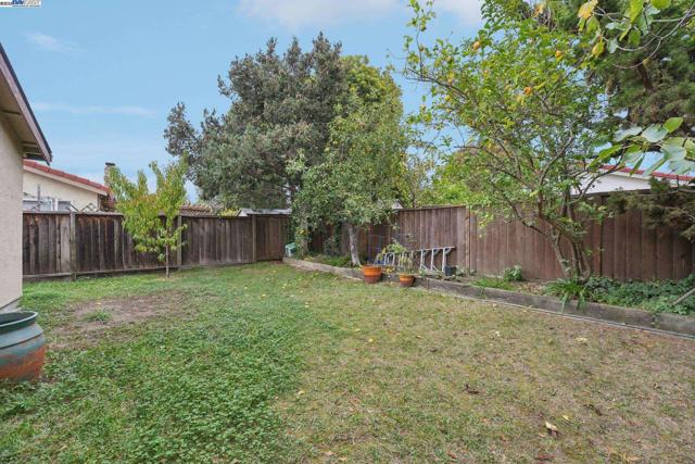 4942 Rocklin Dr, Union City CA: https://media.crmls.org/mediaz/583caea6-70e5-4e8e-b326-741e9920d07d.jpg