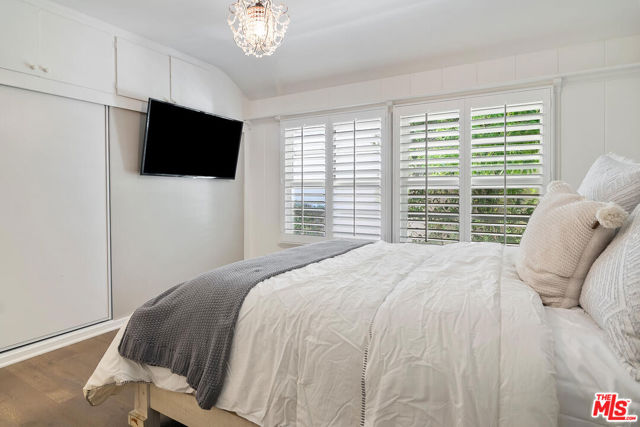 4909 Encino Terrace, Encino CA: https://media.crmls.org/mediaz/583cc9ca-9894-486d-9203-aca641dd1b65.jpg