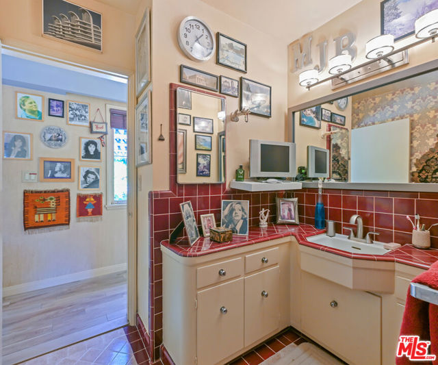 2228 Vista Del Mar Place, Los Angeles CA: https://media.crmls.org/mediaz/583f4739-5dd2-4e30-9f22-2fc28fc26646.jpg