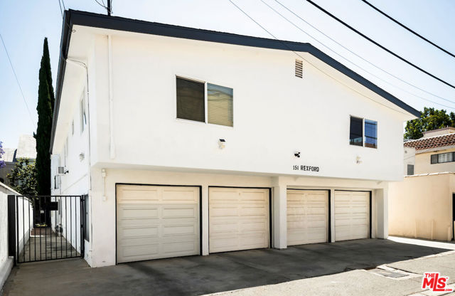 151 S Rexford Drive, Beverly Hills CA: https://media.crmls.org/mediaz/5840a759-7093-42a1-b4d4-9f618803bc63.jpg