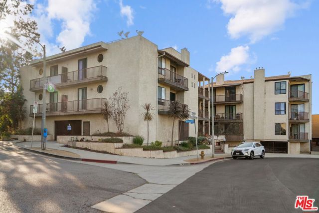3231 Cheviot Vista Place, Los Angeles CA: https://media.crmls.org/mediaz/5840c331-e2f7-4d3c-8d58-347be4bfaf4d.jpg