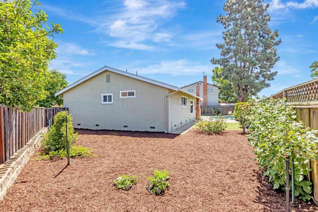 3335 Cornish Ct, Fremont CA: https://media.crmls.org/mediaz/5841c776-3a2c-4541-8dd5-43ce79e51834.jpg