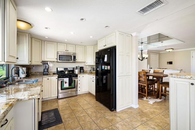 36 Maximo Way, Palm Desert CA: https://media.crmls.org/mediaz/58422923-9439-4329-b609-8706e040c164.jpg