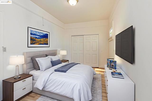 2033 Clement St, San Francisco CA: https://media.crmls.org/mediaz/5842317b-f617-4543-a870-c5940232136c.jpg