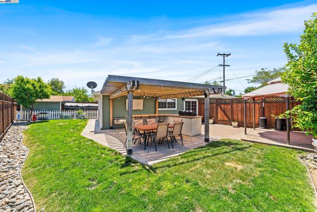 692 Adelle St, Livermore CA: https://media.crmls.org/mediaz/58426775-ea07-44c9-9795-c33265b1e335.jpg