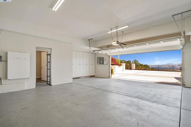 530 Oakshire Pl, Alamo CA: https://media.crmls.org/mediaz/5842a43e-e6c8-42cb-8e74-007a92441c54.jpg