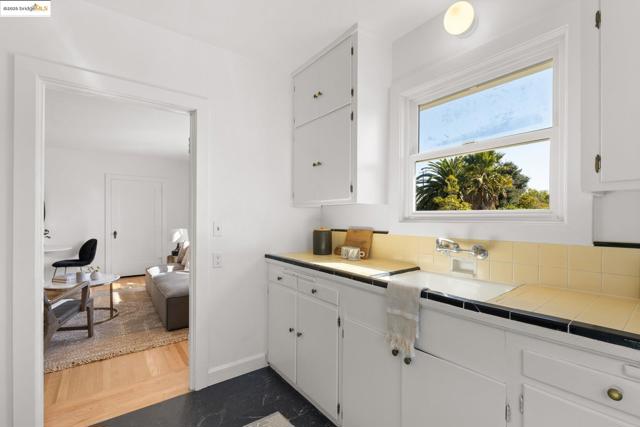 4008 Woodruff Ave, Oakland CA: https://media.crmls.org/mediaz/58432070-22b4-4673-a5f1-44295766b9b6.jpg