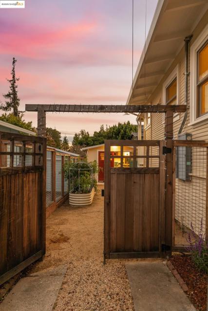 2941 Madeline St, Oakland CA: https://media.crmls.org/mediaz/58437ed0-97ef-4d29-9caa-d3a833847170.jpg