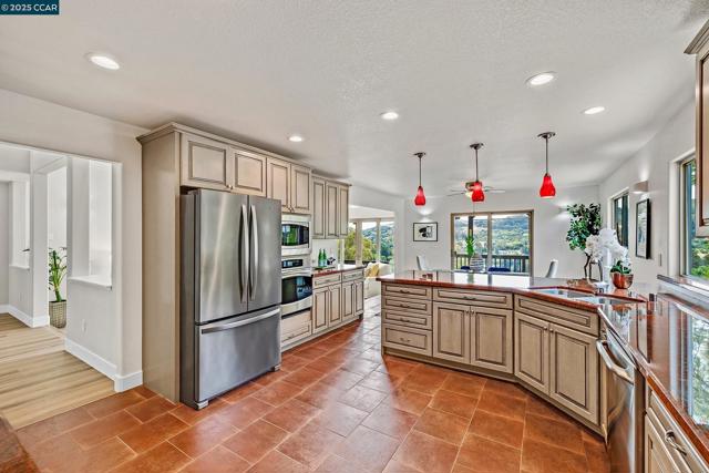 4044 Lambert Rd, El Sobrante CA: https://media.crmls.org/mediaz/5843a587-2bbb-41ba-ac94-28f2e06aa886.jpg