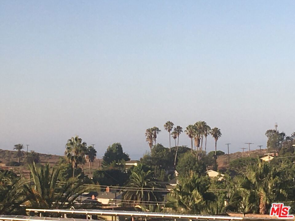 https://media.crmls.org/mediaz/584454b7-210c-47a0-a54e-161cda3d77b7.jpg?preset=X-Large
