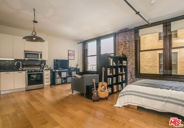 460 S Spring Street, Los Angeles CA: https://media.crmls.org/mediaz/58449b6a-a6b8-464d-8fc4-5e3d4a6e7f31.jpg