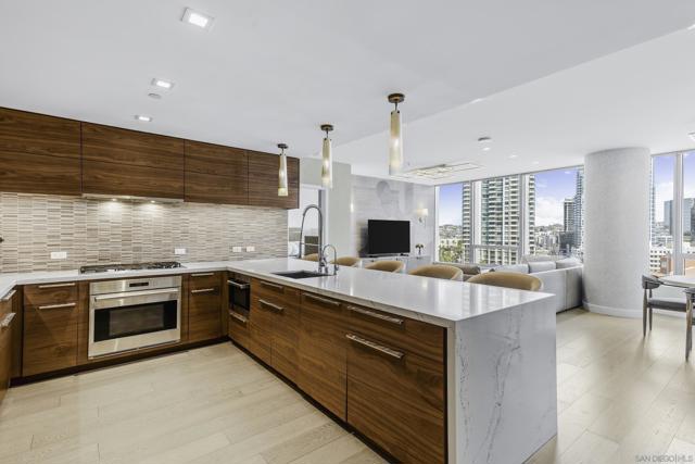 888 W E Street, San Diego CA: https://media.crmls.org/mediaz/58452803-a431-4a41-b48e-79def46ae378.jpg