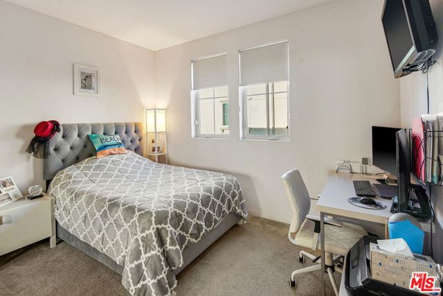 14122 W Willow Lane, Van Nuys CA: https://media.crmls.org/mediaz/584565bc-8b5a-4f3d-9560-95a2feaa5a16.jpg