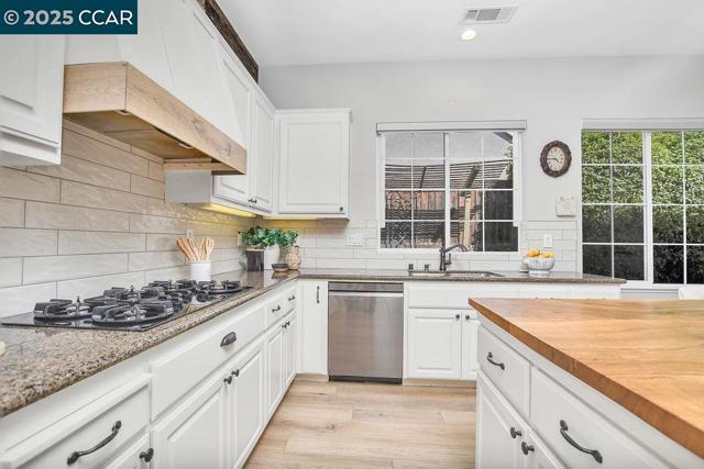 2560 Risebridge Ct, Brentwood CA: https://media.crmls.org/mediaz/5845a672-bbea-4745-b76a-97b060c5f4f9.jpg