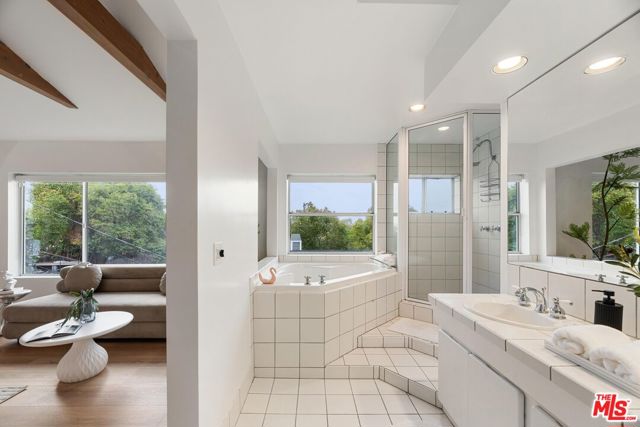 4041 Davana Road, Sherman Oaks CA: https://media.crmls.org/mediaz/5845e26e-d2e3-41f4-89fe-3d19bd4f51de.jpg