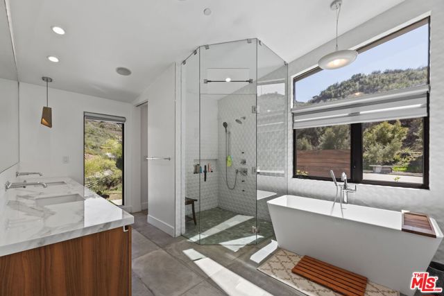 31830 Lobo Canyon, Agoura Hills CA: https://media.crmls.org/mediaz/58460fd6-fc9e-4db5-a3b9-37662bf2be10.jpg