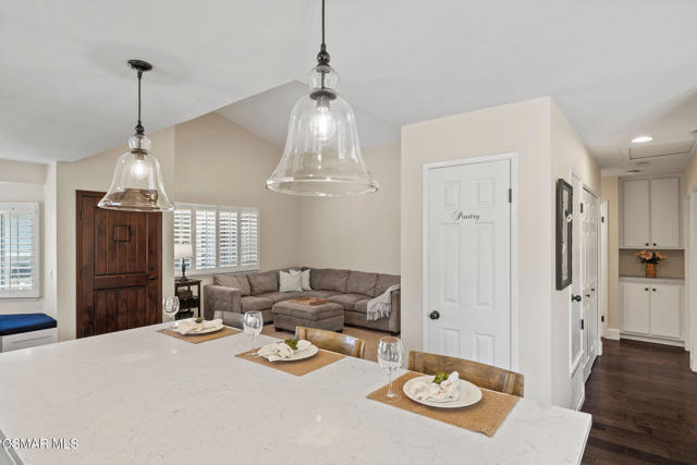 4570 N Vistapark Drive, Moorpark CA: https://media.crmls.org/mediaz/5846419c-3ad3-4ec1-9372-6f45d8f708b6.jpg