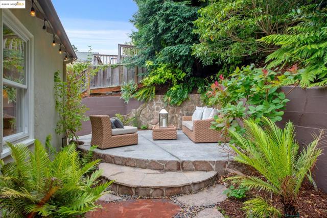 2250 Bywood Dr, Oakland CA: https://media.crmls.org/mediaz/5846c70f-98ee-4ed8-a61b-26248052fd6a.jpg