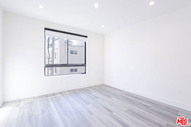 11800 Courtleigh Drive, Los Angeles CA: https://media.crmls.org/mediaz/5846cefe-3cb1-48fc-afbe-fe940fefc4a6.jpg