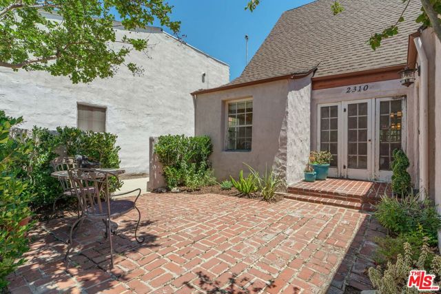 2310 Santa Anita Avenue, Altadena CA: https://media.crmls.org/mediaz/5846f1c3-4efe-4b2b-a893-0db927bc0285.jpg