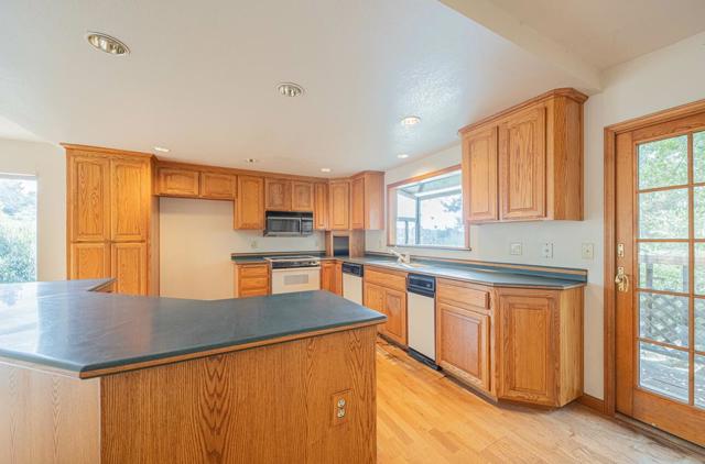 19400 Eden Court, Salinas CA: https://media.crmls.org/mediaz/58476fb9-84d9-4f2b-ab55-2bdb9385b987.jpg