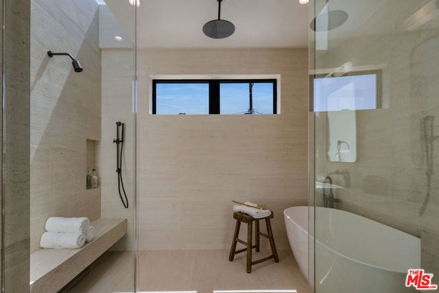2115 Walnut Avenue, Venice CA: https://media.crmls.org/mediaz/5847ac46-c1ed-479f-aa57-897bcbb73665.jpg
