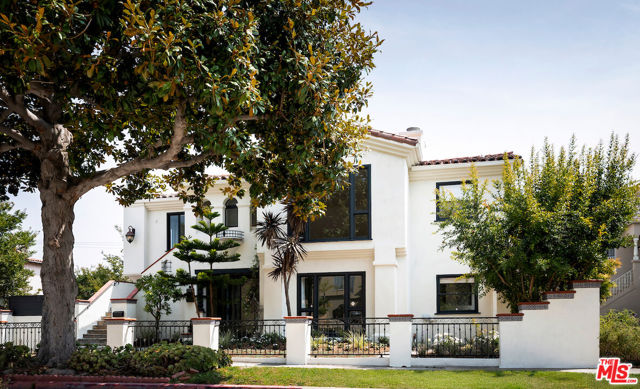 502 Smithwood Drive, Beverly Hills CA: https://media.crmls.org/mediaz/5848b9a8-3f7e-414a-a695-27ab55aa0e72.jpg
