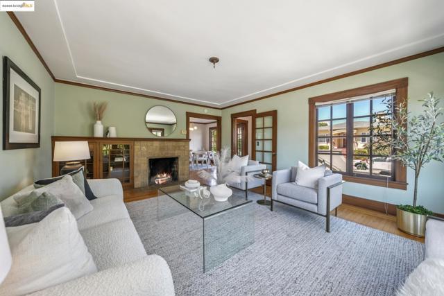 749 Mckinley Ave, Oakland CA: https://media.crmls.org/mediaz/58494283-daf8-4fbb-84c8-aac337f76d3f.jpg