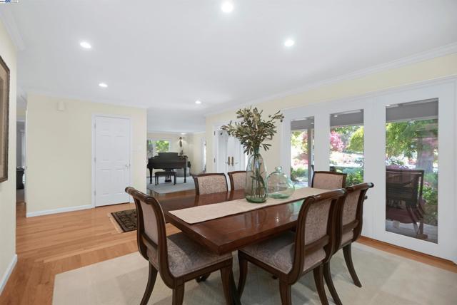 8700 Oak Tree Ln, Castro Valley CA: https://media.crmls.org/mediaz/5849bddc-e3a1-4c4d-8098-01fe919d8784.jpg