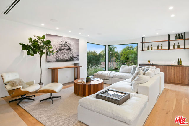 11428 Dona Lola Drive, Studio City CA: https://media.crmls.org/mediaz/584a18da-48f6-49e4-9985-8b50747ab0a2.jpg