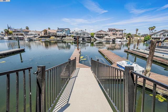 4325 Monterey ct, Discovery Bay CA: https://media.crmls.org/mediaz/584a2b93-b346-44e4-b814-8c3cd99156f5.jpg