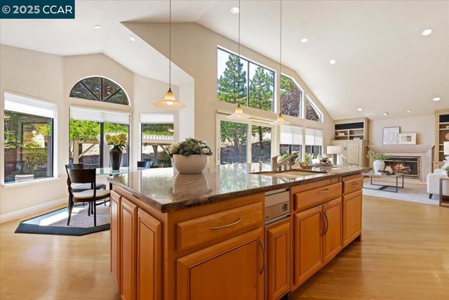 4101 Fox Creek Ct, Danville CA: https://media.crmls.org/mediaz/584a7362-b317-42aa-9176-b7c5e54f698e.jpg