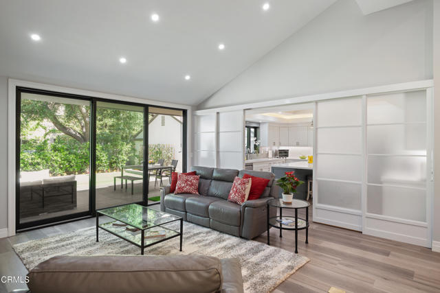 4428 Oakwood Avenue, La Canada Flintridge CA: https://media.crmls.org/mediaz/584b29a9-12b5-47e6-b747-414a89b8fc0d.jpg