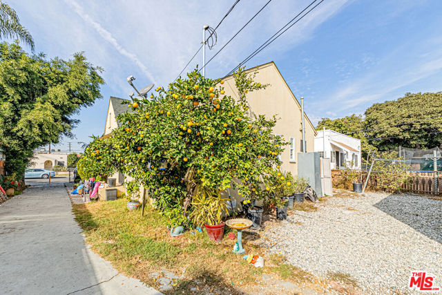1618 S Burnside Avenue, Los Angeles CA: https://media.crmls.org/mediaz/584b3fd0-a232-4518-b141-a106e58b884e.jpg