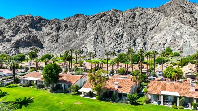 55280 Riviera, La Quinta CA: https://media.crmls.org/mediaz/584bec8e-ac52-4c9b-97e3-21977e6744a9.jpg