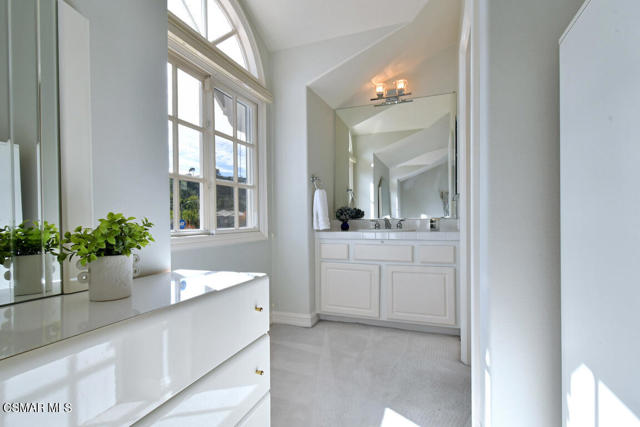 31775 Oak Ranch Court, Westlake Village CA: https://media.crmls.org/mediaz/584c24ed-2588-4b0e-9a82-dae881c1711d.jpg