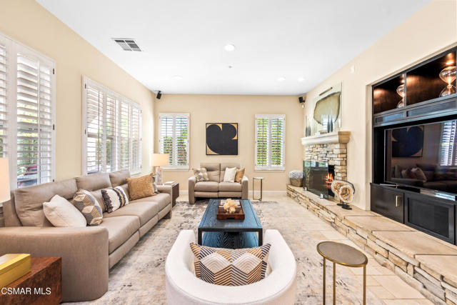 1008 N Country Club Drive, Simi Valley CA: https://media.crmls.org/mediaz/584c90ed-7ddf-4f63-bb50-7b210e4a3ccd.jpg