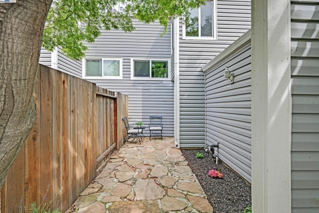 992 Del Norte Dr, Livermore CA: https://media.crmls.org/mediaz/584e909d-4502-4916-bc49-3fa359df2dd9.jpg