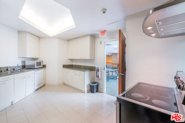 13600 Marina Pointe Drive, Marina del Rey CA: https://media.crmls.org/mediaz/584ed0cf-a633-4d85-bcf8-778cbdbd2dc8.jpg